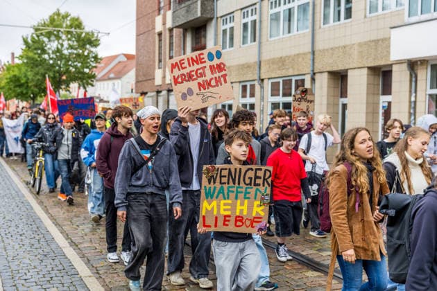 Schulstreik gegen die Wehrpflicht: Hunderte Schüler tauschen in Cottbus das Klassenzimmer gegen die Straße – Wirbel um Max-Steenbeck-Gymnasium: Schüler soll wegen Streik-Flyern mit Suspendierung gedroht worden sein (Schüler und Organisatoren im O-Ton!) 7aIMG: 0574041 Es ist bereits der vierte bundesweite Aktionstag. Eine genehmigte Freistellung ist der Schulstreik nicht: Wer während der Unterrichtszeit teilnimmt, fehlt unentschuldigt. Die Teilnehmer nahmen das in Kauf. Auf Transparenten war unter anderem das Motto der Bewegung zu lesen: Die Reichen wollen Krieg, die Jugend eine Zukunft! Hintergrund ist der neue Wehrdienst. Für alle Männer ab Jahrgang 2008 ist die Musterung verpflichtend, flächendeckend soll sie ab Juli 2027 laufen. Der Copyright: 7aktuell.dex xLucaxWoitow 0574041 20260924_7a_WEHPFLICHTDEMO_574041