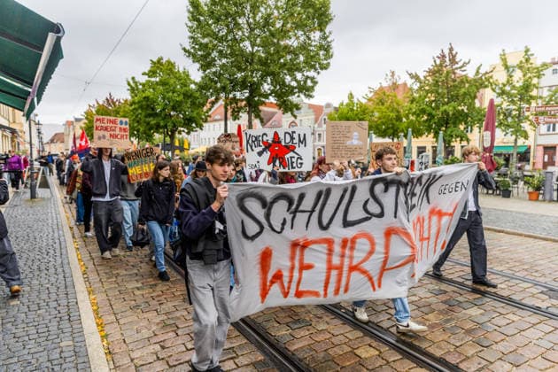 Schulstreik gegen die Wehrpflicht: Hunderte Schüler tauschen in Cottbus das Klassenzimmer gegen die Straße – Wirbel um Max-Steenbeck-Gymnasium: Schüler soll wegen Streik-Flyern mit Suspendierung gedroht worden sein (Schüler und Organisatoren im O-Ton!) 7aIMG: 0574042 Es ist bereits der vierte bundesweite Aktionstag. Eine genehmigte Freistellung ist der Schulstreik nicht: Wer während der Unterrichtszeit teilnimmt, fehlt unentschuldigt. Die Teilnehmer nahmen das in Kauf. Auf Transparenten war unter anderem das Motto der Bewegung zu lesen: Die Reichen wollen Krieg, die Jugend eine Zukunft! Hintergrund ist der neue Wehrdienst. Für alle Männer ab Jahrgang 2008 ist die Musterung verpflichtend, flächendeckend soll sie ab Juli 2027 laufen. Der Copyright: 7aktuell.dex xLucaxWoitow 0574042 20260924_7a_WEHPFLICHTDEMO_574042