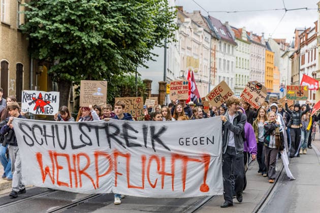 Schulstreik gegen die Wehrpflicht: Hunderte Schüler tauschen in Cottbus das Klassenzimmer gegen die Straße – Wirbel um Max-Steenbeck-Gymnasium: Schüler soll wegen Streik-Flyern mit Suspendierung gedroht worden sein (Schüler und Organisatoren im O-Ton!) 7aIMG: 0574043 Es ist bereits der vierte bundesweite Aktionstag. Eine genehmigte Freistellung ist der Schulstreik nicht: Wer während der Unterrichtszeit teilnimmt, fehlt unentschuldigt. Die Teilnehmer nahmen das in Kauf. Auf Transparenten war unter anderem das Motto der Bewegung zu lesen: Die Reichen wollen Krieg, die Jugend eine Zukunft! Hintergrund ist der neue Wehrdienst. Für alle Männer ab Jahrgang 2008 ist die Musterung verpflichtend, flächendeckend soll sie ab Juli 2027 laufen. Der Copyright: 7aktuell.dex xLucaxWoitow 0574043 20260924_7a_WEHPFLICHTDEMO_574043
