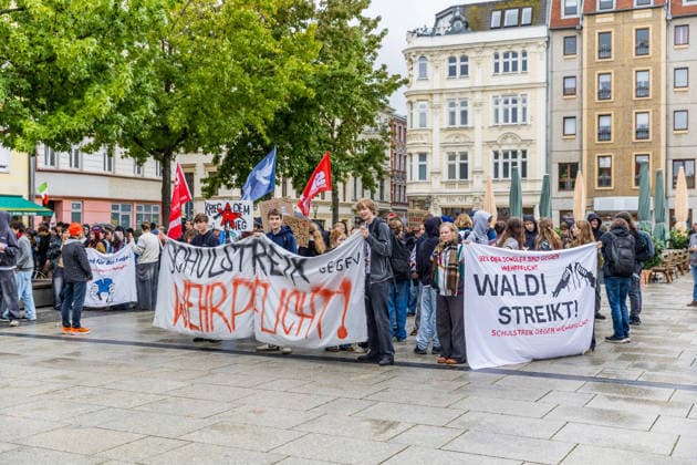 Schulstreik gegen die Wehrpflicht: Hunderte Schüler tauschen in Cottbus das Klassenzimmer gegen die Straße – Wirbel um Max-Steenbeck-Gymnasium: Schüler soll wegen Streik-Flyern mit Suspendierung gedroht worden sein (Schüler und Organisatoren im O-Ton!) 7aIMG: 0574045 Es ist bereits der vierte bundesweite Aktionstag. Eine genehmigte Freistellung ist der Schulstreik nicht: Wer während der Unterrichtszeit teilnimmt, fehlt unentschuldigt. Die Teilnehmer nahmen das in Kauf. Auf Transparenten war unter anderem das Motto der Bewegung zu lesen: Die Reichen wollen Krieg, die Jugend eine Zukunft! Hintergrund ist der neue Wehrdienst. Für alle Männer ab Jahrgang 2008 ist die Musterung verpflichtend, flächendeckend soll sie ab Juli 2027 laufen. Der Copyright: 7aktuell.dex xLucaxWoitow 0574045 20260924_7a_WEHPFLICHTDEMO_574045