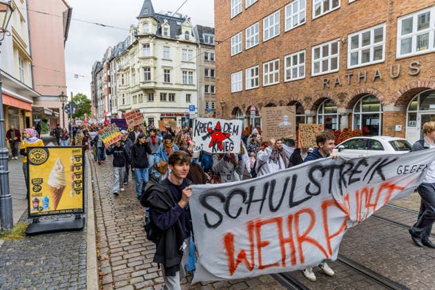 Schulstreik gegen die Wehrpflicht: Hunderte Schüler tauschen in Cottbus das Klassenzimmer gegen die Straße – Wirbel um Max-Steenbeck-Gymnasium: Schüler soll wegen Streik-Flyern mit Suspendierung gedroht worden sein (Schüler und Organisatoren im O-Ton!) 7aIMG: 0574046 Es ist bereits der vierte bundesweite Aktionstag. Eine genehmigte Freistellung ist der Schulstreik nicht: Wer während der Unterrichtszeit teilnimmt, fehlt unentschuldigt. Die Teilnehmer nahmen das in Kauf. Auf Transparenten war unter anderem das Motto der Bewegung zu lesen: Die Reichen wollen Krieg, die Jugend eine Zukunft! Hintergrund ist der neue Wehrdienst. Für alle Männer ab Jahrgang 2008 ist die Musterung verpflichtend, flächendeckend soll sie ab Juli 2027 laufen. Der Copyright: 7aktuell.dex xLucaxWoitow 0574046 20260924_7a_WEHPFLICHTDEMO_574046