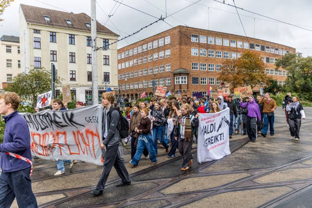 Schulstreik gegen die Wehrpflicht: Hunderte Schüler tauschen in Cottbus das Klassenzimmer gegen die Straße – Wirbel um Max-Steenbeck-Gymnasium: Schüler soll wegen Streik-Flyern mit Suspendierung gedroht worden sein (Schüler und Organisatoren im O-Ton!) 7aIMG: 0574047 Es ist bereits der vierte bundesweite Aktionstag. Eine genehmigte Freistellung ist der Schulstreik nicht: Wer während der Unterrichtszeit teilnimmt, fehlt unentschuldigt. Die Teilnehmer nahmen das in Kauf. Auf Transparenten war unter anderem das Motto der Bewegung zu lesen: Die Reichen wollen Krieg, die Jugend eine Zukunft! Hintergrund ist der neue Wehrdienst. Für alle Männer ab Jahrgang 2008 ist die Musterung verpflichtend, flächendeckend soll sie ab Juli 2027 laufen. Der Copyright: 7aktuell.dex xLucaxWoitow 0574047 20260924_7a_WEHPFLICHTDEMO_574047