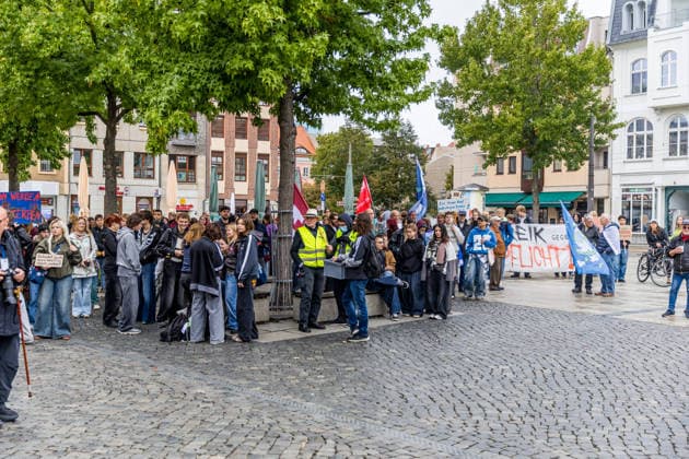 Schulstreik gegen die Wehrpflicht: Hunderte Schüler tauschen in Cottbus das Klassenzimmer gegen die Straße – Wirbel um Max-Steenbeck-Gymnasium: Schüler soll wegen Streik-Flyern mit Suspendierung gedroht worden sein (Schüler und Organisatoren im O-Ton!) 7aIMG: 0574048 Es ist bereits der vierte bundesweite Aktionstag. Eine genehmigte Freistellung ist der Schulstreik nicht: Wer während der Unterrichtszeit teilnimmt, fehlt unentschuldigt. Die Teilnehmer nahmen das in Kauf. Auf Transparenten war unter anderem das Motto der Bewegung zu lesen: Die Reichen wollen Krieg, die Jugend eine Zukunft! Hintergrund ist der neue Wehrdienst. Für alle Männer ab Jahrgang 2008 ist die Musterung verpflichtend, flächendeckend soll sie ab Juli 2027 laufen. Der Copyright: 7aktuell.dex xLucaxWoitow 0574048 20260924_7a_WEHPFLICHTDEMO_574048