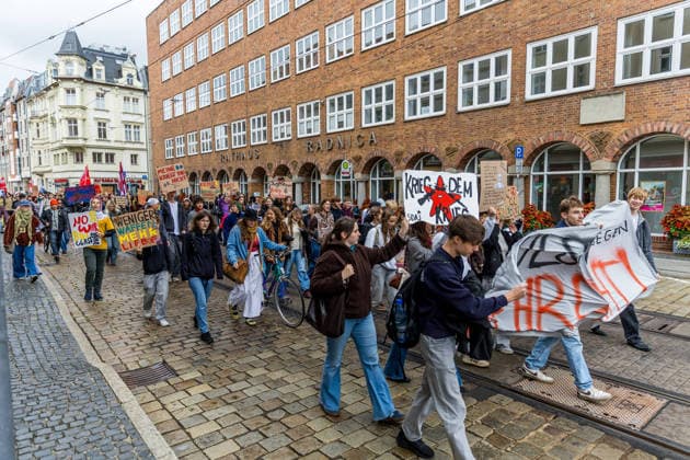 Schulstreik gegen die Wehrpflicht: Hunderte Schüler tauschen in Cottbus das Klassenzimmer gegen die Straße – Wirbel um Max-Steenbeck-Gymnasium: Schüler soll wegen Streik-Flyern mit Suspendierung gedroht worden sein (Schüler und Organisatoren im O-Ton!) 7aIMG: 0574049 Es ist bereits der vierte bundesweite Aktionstag. Eine genehmigte Freistellung ist der Schulstreik nicht: Wer während der Unterrichtszeit teilnimmt, fehlt unentschuldigt. Die Teilnehmer nahmen das in Kauf. Auf Transparenten war unter anderem das Motto der Bewegung zu lesen: Die Reichen wollen Krieg, die Jugend eine Zukunft! Hintergrund ist der neue Wehrdienst. Für alle Männer ab Jahrgang 2008 ist die Musterung verpflichtend, flächendeckend soll sie ab Juli 2027 laufen. Der Copyright: 7aktuell.dex xLucaxWoitow 0574049 20260924_7a_WEHPFLICHTDEMO_574049