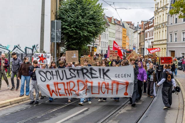 Schulstreik gegen die Wehrpflicht: Hunderte Schüler tauschen in Cottbus das Klassenzimmer gegen die Straße – Wirbel um Max-Steenbeck-Gymnasium: Schüler soll wegen Streik-Flyern mit Suspendierung gedroht worden sein (Schüler und Organisatoren im O-Ton!) 7aIMG: 0574050 Es ist bereits der vierte bundesweite Aktionstag. Eine genehmigte Freistellung ist der Schulstreik nicht: Wer während der Unterrichtszeit teilnimmt, fehlt unentschuldigt. Die Teilnehmer nahmen das in Kauf. Auf Transparenten war unter anderem das Motto der Bewegung zu lesen: Die Reichen wollen Krieg, die Jugend eine Zukunft! Hintergrund ist der neue Wehrdienst. Für alle Männer ab Jahrgang 2008 ist die Musterung verpflichtend, flächendeckend soll sie ab Juli 2027 laufen. Der Copyright: 7aktuell.dex xLucaxWoitow 0574050 20260924_7a_WEHPFLICHTDEMO_574050