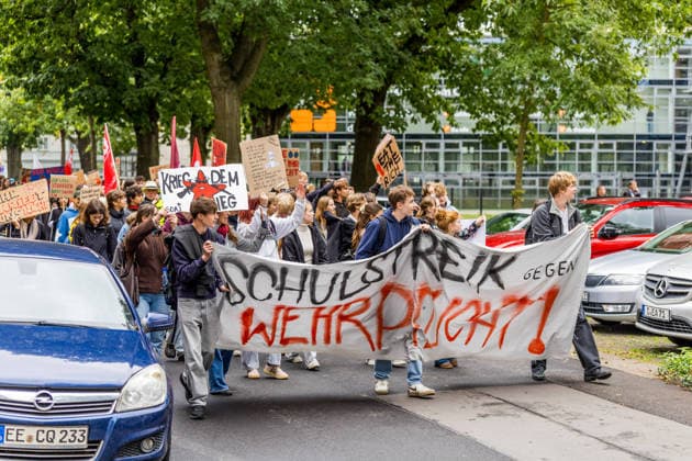 Schulstreik gegen die Wehrpflicht: Hunderte Schüler tauschen in Cottbus das Klassenzimmer gegen die Straße – Wirbel um Max-Steenbeck-Gymnasium: Schüler soll wegen Streik-Flyern mit Suspendierung gedroht worden sein (Schüler und Organisatoren im O-Ton!) 7aIMG: 0574053 Es ist bereits der vierte bundesweite Aktionstag. Eine genehmigte Freistellung ist der Schulstreik nicht: Wer während der Unterrichtszeit teilnimmt, fehlt unentschuldigt. Die Teilnehmer nahmen das in Kauf. Auf Transparenten war unter anderem das Motto der Bewegung zu lesen: Die Reichen wollen Krieg, die Jugend eine Zukunft! Hintergrund ist der neue Wehrdienst. Für alle Männer ab Jahrgang 2008 ist die Musterung verpflichtend, flächendeckend soll sie ab Juli 2027 laufen. Der Copyright: 7aktuell.dex xLucaxWoitow 0574053 20260924_7a_WEHPFLICHTDEMO_574053