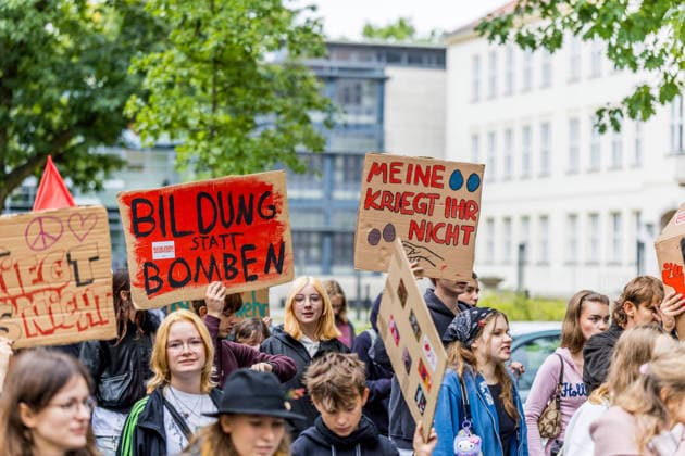 Schulstreik gegen die Wehrpflicht: Hunderte Schüler tauschen in Cottbus das Klassenzimmer gegen die Straße – Wirbel um Max-Steenbeck-Gymnasium: Schüler soll wegen Streik-Flyern mit Suspendierung gedroht worden sein (Schüler und Organisatoren im O-Ton!) 7aIMG: 0574054 Es ist bereits der vierte bundesweite Aktionstag. Eine genehmigte Freistellung ist der Schulstreik nicht: Wer während der Unterrichtszeit teilnimmt, fehlt unentschuldigt. Die Teilnehmer nahmen das in Kauf. Auf Transparenten war unter anderem das Motto der Bewegung zu lesen: Die Reichen wollen Krieg, die Jugend eine Zukunft! Hintergrund ist der neue Wehrdienst. Für alle Männer ab Jahrgang 2008 ist die Musterung verpflichtend, flächendeckend soll sie ab Juli 2027 laufen. Der Copyright: 7aktuell.dex xLucaxWoitow 0574054 20260924_7a_WEHPFLICHTDEMO_574054