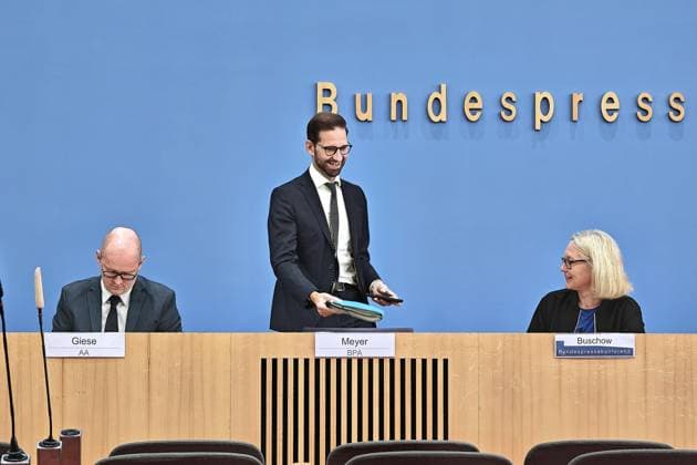 Berlin, Germany, September 25, 2026 Federal Press Conference Government Press Conference Deputy Government Spokesperson Steffen Meyer arrives three minutes late. On the left is Martin Giese (AA); on the right is Corinna Buschow (BPK). Copyright: xdtsxNachrichtenagenturx dts_136456