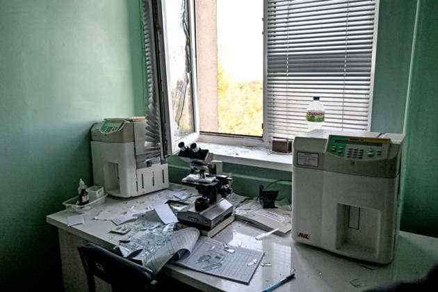 Glass shards lie on the table in the room at a medical centre damaged by a Russian drone strike, Zaporizhzhia, Ukraine, September 25, 2026. Early on Friday, September 25, Russian drones attacked the southeastern city, injuring one person and setting fire to the medical centre. (Photo by Dmytro Smolienko Ukrinform) Russian drones attack medical centre in Zaporizhzhia  Copyright: xDmytroxSmolienkox