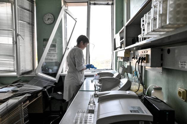 A healthcare provider stands by a window damaged by a Russian drone strike on a medical centre in Zaporizhzhia, Ukraine, September 25, 2026. Early on Friday, September 25, Russian drones attacked the southeastern city, injuring one person and setting fire to the medical centre. (Photo by Dmytro Smolienko Ukrinform) Russian drones attack medical centre in Zaporizhzhia  Copyright: xDmytroxSmolienkox