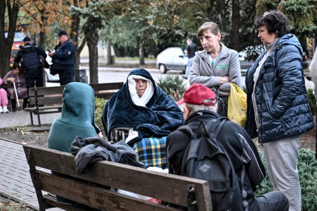 People evacuated from a medical centre damaged by a Russian drone strike stay outdoors, Zaporizhzhia, Ukraine, September 25, 2026. Early on Friday, September 25, Russian drones attacked the southeastern city, injuring one person and setting fire to the medical centre. (Photo by Dmytro Smolienko Ukrinform) Russian drones attack medical centre in Zaporizhzhia  Copyright: xDmytroxSmolienkox