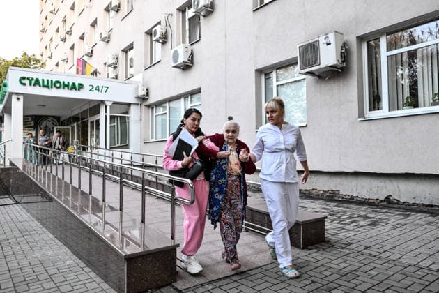 Women flank an elderly woman during evacuation from a medical centre damaged by a Russian drone strike, Zaporizhzhia, Ukraine, September 25, 2026. Early on Friday, September 25, Russian drones attacked the southeastern city, injuring one person and setting fire to the medical centre. (Photo by Dmytro Smolienko Ukrinform) Russian drones attack medical centre in Zaporizhzhia  Copyright: xDmytroxSmolienkox