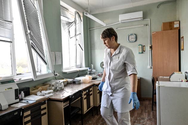 A healthcare provider stays in the room damaged by a Russian drone strike on a medical centre in Zaporizhzhia, Ukraine, September 25, 2026. Early on Friday, September 25, Russian drones attacked the southeastern city, injuring one person and setting fire to the medical centre. (Photo by Dmytro Smolienko Ukrinform) Russian drones attack medical centre in Zaporizhzhia  Copyright: xDmytroxSmolienkox