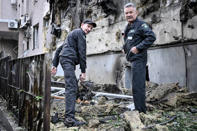 A security guard standing among the rubble holds the engine of a Russian strike drone which attacked a medical centre in Zaporizhzhia, Ukraine, September 25, 2026. Early on Friday, September 25, Russian drones attacked the southeastern city, injuring one person and setting fire to the medical centre. (Photo by Dmytro Smolienko Ukrinform) Russian drones attack medical centre in Zaporizhzhia  Copyright: xDmytroxSmolienkox