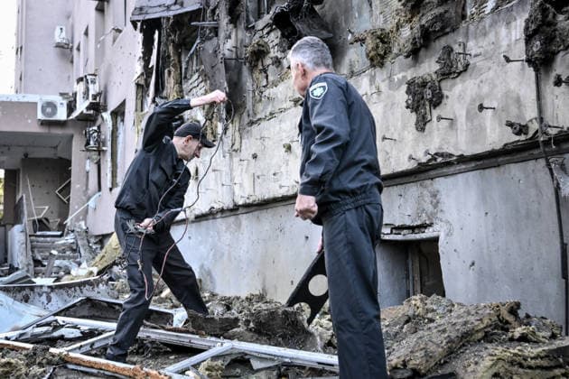 Security guards examine the rubble outside a medical centre damaged by a Russian drone strike, Zaporizhzhia, Ukraine, September 25, 2026. Early on Friday, September 25, Russian drones attacked the southeastern city, injuring one person and setting fire to the medical centre. (Photo by Dmytro Smolienko Ukrinform) Russian drones attack medical centre in Zaporizhzhia  Copyright: xDmytroxSmolienkox