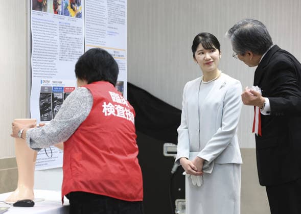 Princess Aiko attends world medical lab science meeting Japanese Princess Aiko (2nd from R) visits a special exhibition held during the 36th World Congress of Biomedical Laboratory Science at Makuhari Messe convention center in Chiba near Tokyo on Sept. 25, 2026. (Pool photo)  A14AA0005628743P