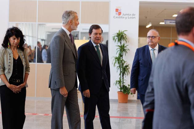 The King Visits the New Santa Bárbara University Hospital King Felipe VI 2i and Minister of Equality Ana Redondo 1i, and the President of the Regional Government of Castile and León, Alfonso Fernández Manueco, during a visit to the new Santa Bárbara University Hospital on September 25, 2026, in Soria, Castile and León, Spain. The new Santa Bárbara University Hospital, which has been renovated and modernized, provides inpatient care, emergency services, outpatient care, surgical services, day surgery, diagnostic imaging, laboratory services, mental health care, and rehabilitation. SEPTEMBER 25, 2026, Soria, Castile and León, Spain Copyright: xConchaxOrtegax 7799887