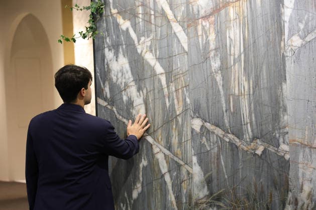 Marmomac 2026 Marmomac 2026 in Verona, Italy - 25 Sep. A visitor observes and compares different types of marble and natural stone during Marmomac 2026 at Veronafiere. The international trade fair brings together companies, professionals and industry operators, showcasing natural stone materials, technologies and new applications during the Marmomac 2026 at Veronafiere. Verona Italy Copyright: xEmanuelexPennacchiox xSOPAxImagesx EPR14269