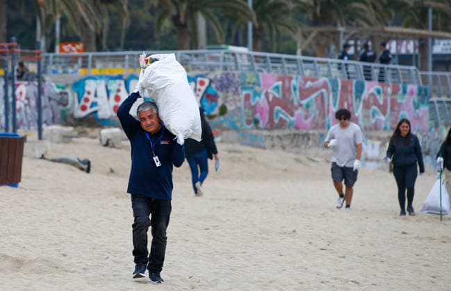 Valparaíso, September 25, 2026. With the participation of volunteers from educational institutions and public and private organizations, International Beach Cleanup Day will be commemorated with a trash and debris cleanup operation at Caleta Portales Beach, Manuel Lema Aton, Chile, Valparaiso, Chile Aton 1193979  Copyright: MANUELxLEMA ATONxCHILE