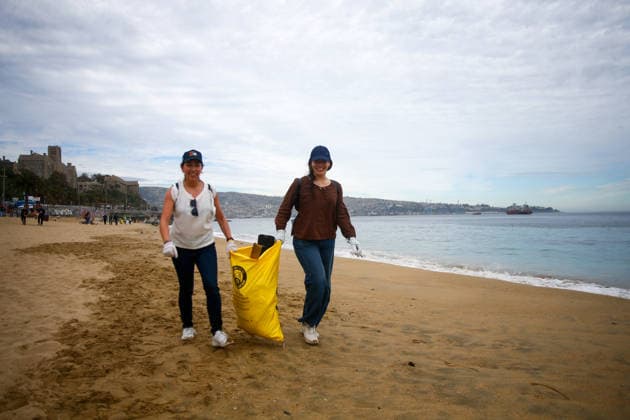 Valparaiso, September 25, 2026—With the participation of volunteers from educational institutions and public and private organizations, International Beach Cleanup Day will be commemorated with a trash and waste collection effort at Caleta Portales Beach, Manuel Lema Aton, Chile, Valparaiso, Chile Aton 1193974  Copyright: MANUELxLEMA ATONxCHILE