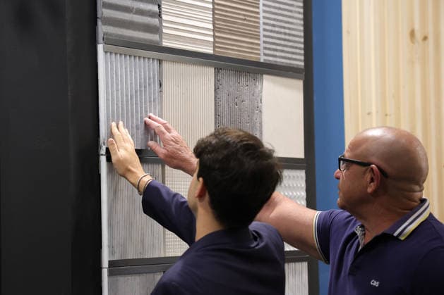 September 25, 2026, Verona, Italy: Visitors observe and compare different types of marble and natural stone during Marmomac 2026 at Veronafiere. The international trade fair brings together companies, professionals and industry operators, showcasing natural stone materials, technologies and new applications during the Marmomac 2026 at Veronafiere. Verona Italy - ZUMAs197 20260925_aaa_s197_103 Copyright: xEmanuelexPennacchiox