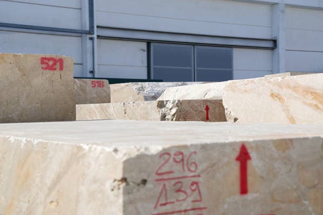 September 25, 2026, Verona, Italy: Details of marble seen during Marmomac 2026 at Veronafiere. The international trade fair brings together companies, professionals and industry operators, showcasing natural stone materials, technologies and new applications during the Marmomac 2026 at Veronafiere. Verona Italy  - ZUMAs197 20260925_aaa_s197_093 Copyright: xEmanuelexPennacchiox