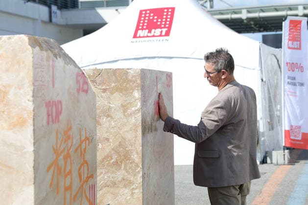 September 25, 2026, Verona, Italy: A visitor observes and compares different types of marble and natural stone during Marmomac 2026 at Veronafiere. The international trade fair brings together companies, professionals and industry operators, showcasing natural stone materials, technologies and new applications during the Marmomac 2026 at Veronafiere. Verona Italy  - ZUMAs197 20260925_aaa_s197_108 Copyright: xEmanuelexPennacchiox