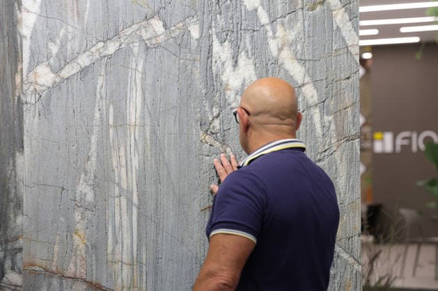 September 25, 2026, Verona, Italy: A visitor observes and compares different types of marble and natural stone during Marmomac 2026 at Veronafiere. The international trade fair brings together companies, professionals and industry operators, showcasing natural stone materials, technologies and new applications during the Marmomac 2026 at Veronafiere. Verona Italy  - ZUMAs197 20260925_aaa_s197_118 Copyright: xEmanuelexPennacchiox