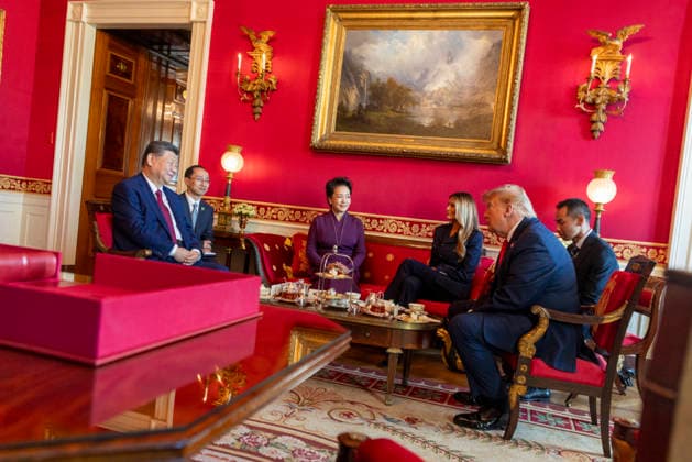 Chinese President Xi Jinping, First Lady of China Peng Liyuan, First Lady Melania Trump and President Donald Trump have tea in the Red Room at the White House in Washington DC on Friday, September 25, 2026.  WAX20260925701 SHAWNxTHEW