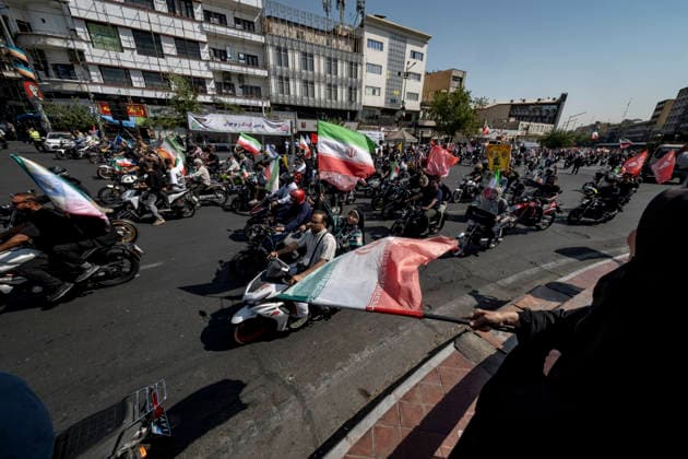 A Rally Of Motorcyclists From Iran™s Self-Sacrificing Forces A veiled pro-government supporter waves an Iranian national flag as motorcyclists from Iran s Self-Sacrificing Forces ride during a rally in Tehran, Iran, on September 25, 2026, amid escalating tensions between Iran and the United States. Tehran Tehran Iran  Copyright: xMortezaxNikoubazlx originalFilename: nikoubazl-arallyof260925_npIQl.jpg