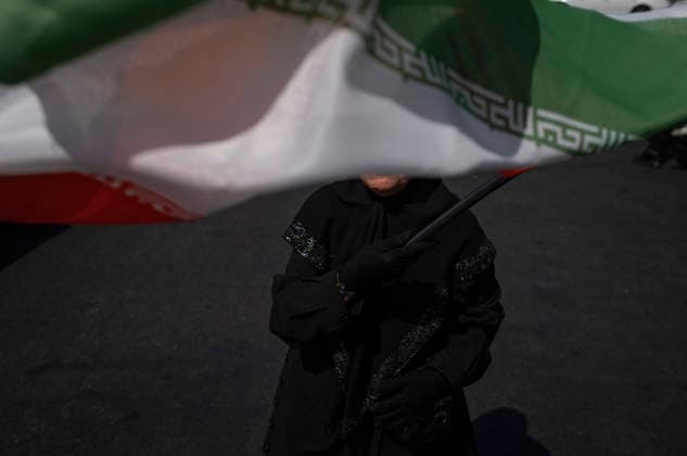 A Rally Of Motorcyclists From Iran™s Self-Sacrificing Forces An elderly pro-government supporter waves an Iranian national flag while taking part in a rally of motorcyclists from Iran s Self-Sacrificing Forces in Tehran, Iran, on September 25, 2026, amid escalating tensions between Iran and the United States. Tehran Tehran Iran  Copyright: xMortezaxNikoubazlx originalFilename: nikoubazl-arallyof260925_nptpr.jpg