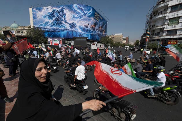 A Rally Of Motorcyclists From Iran™s Self-Sacrificing Forces A veiled pro-government supporter waves an Iranian national flag as motorcyclists from Iran s Self-Sacrificing Forces ride during a rally in Tehran, Iran, on September 25, 2026, amid escalating tensions between Iran and the United States. Tehran Tehran Iran  Copyright: xMortezaxNikoubazlx originalFilename: nikoubazl-arallyof260925_npW9K.jpg