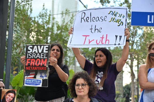 September 25, 2026, Tel-Aviv, Tel-Aviv, Israel: Protesters demonstrate outside the Embassy of the Netherlands, demanding answers regarding a phone call made on the morning of October 7, 2023...At approximately 9.00 a.m. on October 7, before arriving at the Kirya military headquarters in Tel Aviv, Prime Minister Benjamin Netanyahu reportedly chose to make his first call to a foreign leader Ã¢â‚¬ then-Dutch Prime Minister Mark Rutte. Tel-Aviv Israel  - ZUMAp227 20260925_zip_p227_006 Copyright: xPaulinaxPatimerx