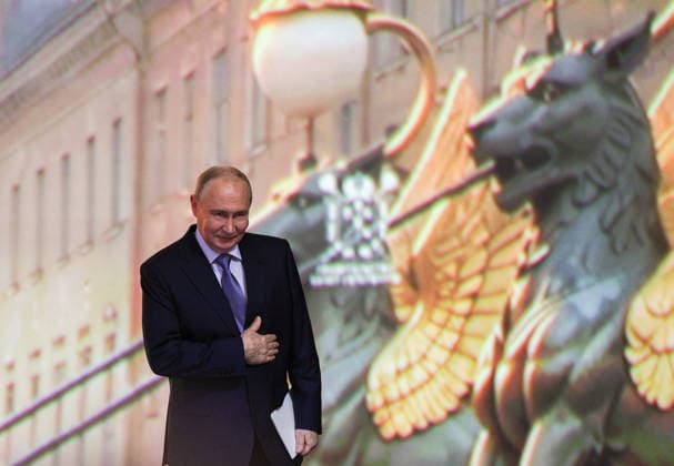 RUSSIA, ST PETERSBURG - SEPTEMBER 25, 2026: Vladimir Putin, President of Russia, arrives for the plenary session of the 2026 St Petersburg International United Cultures Forum at the General Staff Building of the State Hermitage Museum St Petersburg Russia  - ZUMAt113 20260925_zaa_t113_451 Copyright: xSofyaxSandurskayax