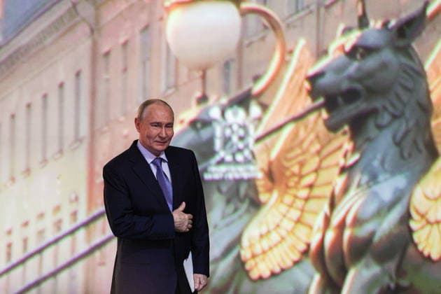 RUSSIA, ST PETERSBURG - SEPTEMBER 25, 2026: Vladimir Putin, President of Russia, arrives for the plenary session of the 2026 St Petersburg International United Cultures Forum at the General Staff Building of the State Hermitage Museum St Petersburg Russia  - ZUMAt113 20260925_zaa_t113_452 Copyright: xSofyaxSandurskayax
