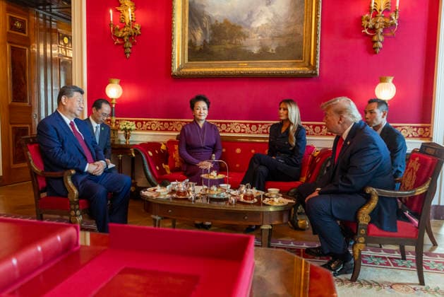 Chinese President Xi Jinping, First Lady of China Peng Liyuan, First Lady Melania Trump and President Donald Trump have tea in the Red Room at the White House in Washington DC on Friday, September 25, 2026.  WAX20260925718 SHAWNxTHEW