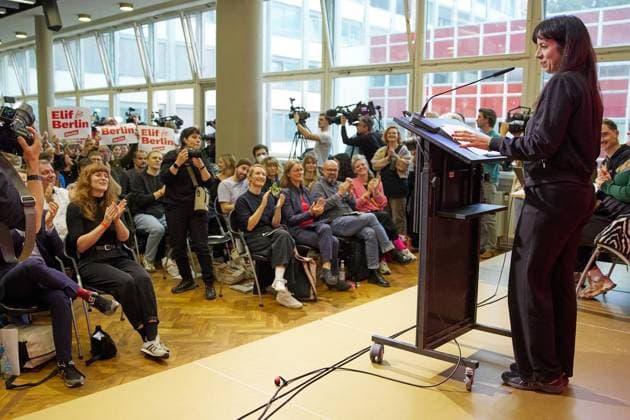 State Party Convention of Die Linke ** FOR EDITORIAL PURPOSES ONLY ** EDITORIAL USE ONLY ** p Elif Eralp, Die Linke s lead candidate for the House of Representatives election, speaks at her party s state convention in Berlin, Germany. Berlin Copyright JörgxCarstensen Copyright: JörgxCarstensen doc87r9skjuyia1md65t7w0 ,EDITORIAL USE ONLY Copyright: JörgxCarstensen
