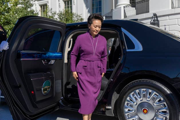 US President Trump and Chinese President Xi attend a tea at the White House Chinese First Lady of China Peng Liyuan walks to join Chinese President Xi Jinping, US President Donald Trump and First Lady Melania Trump on the South Portico prior to a tea at the White House in Washington, DC, USA, 24 September 2026. President Xi’s three-day state visit is his first to DC in 11 years. Photo by Shawn Thew Pool ABACAPRESS.COM WASHINGTON DISTRICT OF COLUMBIA United States  Copyright: xPool ABACAx