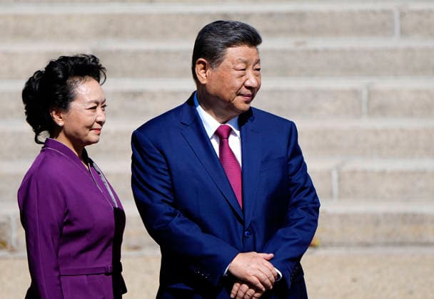 Chinese President Xi Jinping and his wife Peng Liyuan wait to enter the National Archives with President Donald Trump and First Lady Melania Trump in Washington DC on Friday, September 25, 2026. Xi is on the final day of an official three-day state visit to the U.S.  WAP20260925718 BONNIExCASH