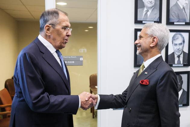 USA, NEW YORK CITY - SEPTEMBER 25, 2026: Russian Minister of Foreign Affairs Sergei Lavrov (L) and his Indian counterpart Subrahmanyam Jaishankar shake hands before the start of a meeting on the sidelines of the 2026 High-level Week as part of the 81st session of the UN General Assembly. Alexander Shcherbak TASS  98312948