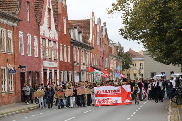 Protesters carrying a banner reading School Strike Against Conscription march down Kurfürstenstraße during a demonstration against conscription, Potsdam, September 25, 2026. School strike against conscription in Potsdam