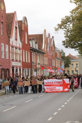 Protesters carrying a banner reading School Strike Against Conscription march down Kurfürstenstraße during a demonstration against conscription, Potsdam, September 25, 2026. School strike against conscription in Potsdam