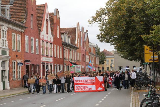 Protesters carrying a banner reading School Strike Against Conscription march down Kurfürstenstraße during a demonstration against conscription, Potsdam, September 25, 2026. School strike against conscription in Potsdam