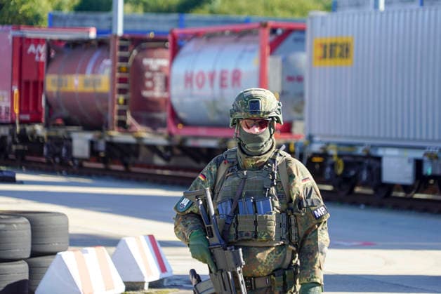 CNTV REDSTORM Bundeswehr Exercise Red Storm Charlie, Day 2 in Hamburg, September 25, 2026. On Day 2 of the Bundeswehr exercise Red Storm Charlie, a chemical accident was simulated in collaboration with the fire depa