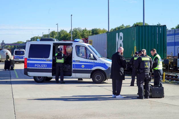 CNTV REDSTORM Bundeswehr Exercise Red Storm Charlie, Day 2 in Hamburg, September 25, 2026. On Day 2 of the Bundeswehr exercise Red Storm Charlie, a chemical accident was simulated in collaboration with the fire depa