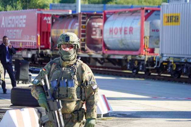 CNTV REDSTORM Bundeswehr Exercise Red Storm Charlie, Day 2 in Hamburg, September 25, 2026. On Day 2 of the Bundeswehr exercise Red Storm Charlie, a chemical accident was simulated in collaboration with the fire depa