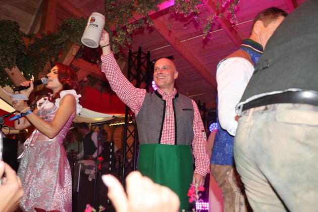 Erfurt, September 25, 2026: Erfurt Mayor Andreas Horn, along with Anna Steinhardt and Lars Schmidt from the Paulaner Brewery, kicks off the 2026 Erfurt Oktoberfest on Domplatz by tapping the first keg of beer. Copyright: xMatthiasxGränzdörferx