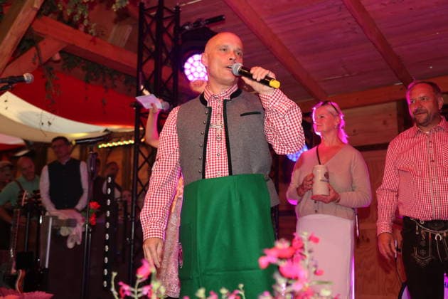 Erfurt, September 25, 2026: Erfurt Mayor Andreas Horn, along with Anna Steinhardt and Lars Schmidt from the Paulaner Brewery, kicks off the 2026 Erfurt Oktoberfest on Domplatz by tapping the first keg of beer. Copyright: xMatthiasxGränzdörferx