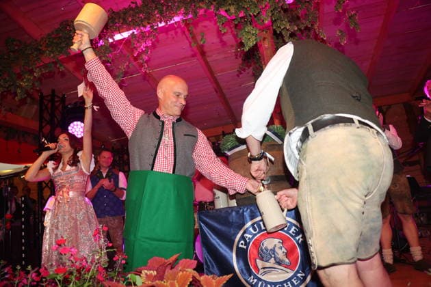 Erfurt, September 25, 2026: Erfurt Mayor Andreas Horn, along with Anna Steinhardt and Lars Schmidt from the Paulaner Brewery, kicks off the 2026 Erfurt Oktoberfest on Domplatz by tapping the first keg of beer. Copyright: xMatthiasxGränzdörferx