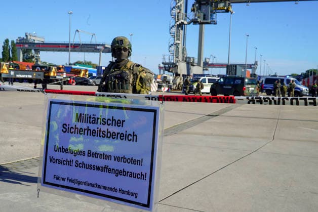 CNTV REDSTORM Bundeswehr Exercise Red Storm Charlie, Day 2 in Hamburg, September 25, 2026. On Day 2 of the Bundeswehr exercise Red Storm Charlie, a chemical accident was simulated in collaboration with the fire depa